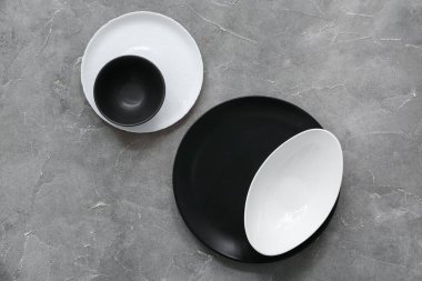 Gri grunge arka planında siyah beyaz plakalar