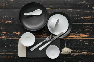 Koyu ahşap arkaplanda beyaz ve siyah renkli masa ayarları