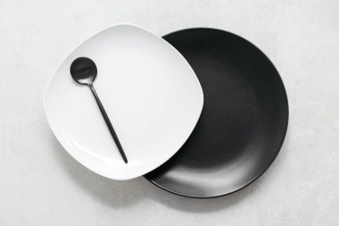 Açık arkaplanda beyaz ve siyah renkli tablo ayarı