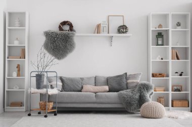 Gri kanepe ve kış dekoruyla oturma odasının içi aydınlık.