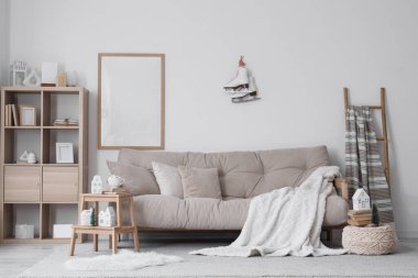 Gri kanepe ve kış dekoruyla oturma odasının içi aydınlık.