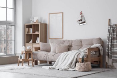 Gri kanepe ve kış dekoruyla oturma odasının içi aydınlık.