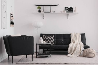 Modern kanepe ile siyah beyaz iç mekan.