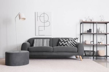 Modern kanepe ile siyah beyaz iç mekan.