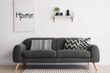 Modern kanepe ile siyah beyaz iç mekan.