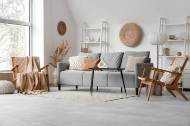 Rahat kanepe ve koltukları olan bir oturma odası.