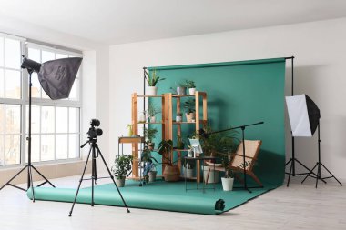 Blog yazarının stüdyosunun içinde bitkiler, bahçe aletleri ve fotoğraf ekipmanlarıyla