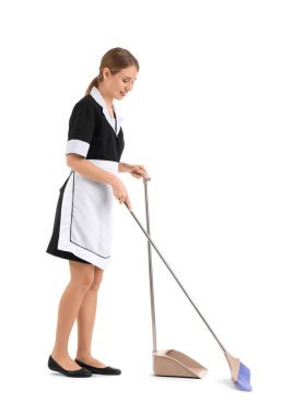 Beyaz arka planda süpürgesi ve faraşı olan güzel bir oda hizmetçisi.