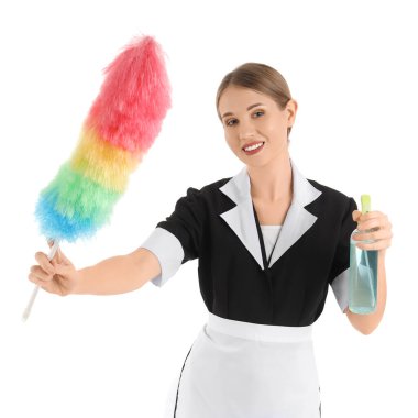 Parçalayıcı ve beyaz arka planda pp-tozlayıcı ile güzel oda hizmetçisi