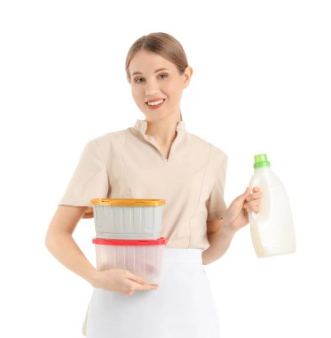 Beyaz arka planda deterjanı olan güzel oda hizmetçisi.