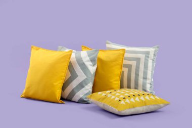 Eflatun arkaplanda dekoratif yastıklar