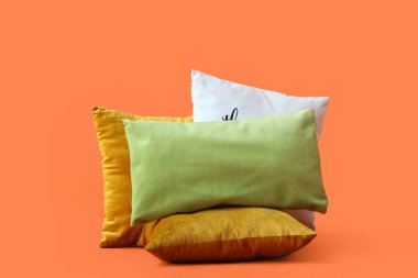 Turuncu arka planda dekoratif yastıklar