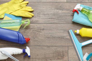 Lastik eldivenli temizlik ürünleri.