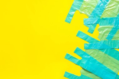 Sarı arka planda plastik torbalar