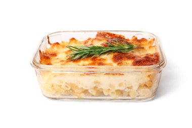 Beyaz arka planda lezzetli makarna, peynir ve biberiye ile fırın yemeği.