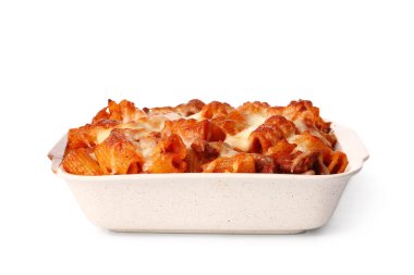 Beyaz arka planda lezzetli makarna ve peynirli fırın yemeği.