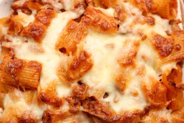 Peynirli fırında makarna arka planda, yakın plan.