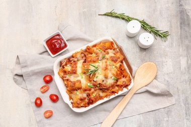 Lezzetli makarna, biberiye, yeşil soğan, domates ve arka planda bir kase ketçap.