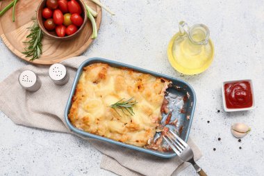 Lezzetli makarna, biberiye, domates, sarımsak, ketçap ve hafif arka planda bir sürahi yağ.