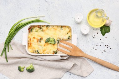 Lezzetli makarna, brokoli, yeşil soğan, ıspanak yaprağı, sarımsak ve hafif arka planda bir sürahi yağ.