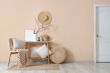 Ağaç dalları ve şenlikli oturma odasındaki masada Paskalya yumurtaları olan vazo.