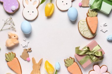 Dekordan, çiçeklerden ve beyaz arka planda farklı Paskalya kurabiyelerinden yapılmış çerçeve