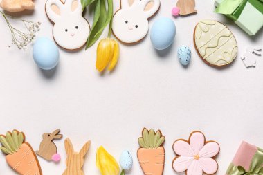 Dekorlu kompozisyon, çiçekler ve beyaz arkaplanda farklı Paskalya kurabiyeleri