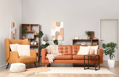 Koltuk, rahat kanepe ve oturma odasının içindeki kahve masası.