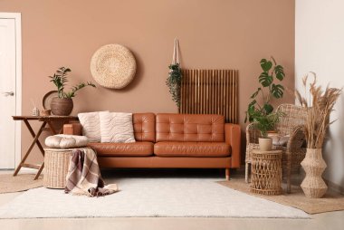 Rahat bir kanepe, hasır bir koltuk ve içinde ekoseli bir sepet.