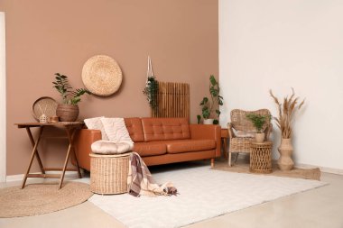 Rahat bir kanepe, hasır bir koltuk ve içinde ekoseli bir sepet.