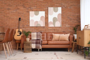 Çekmece, kanepe ve gitar sandığı oturma odasının içinde.