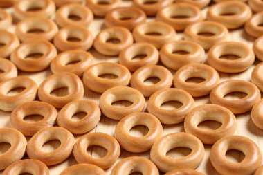 Hafif ahşap arka planda lezzetli simitler