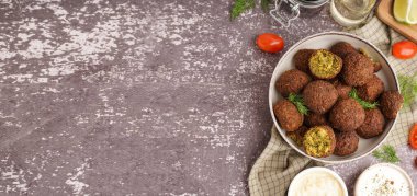 Bir kase nefis falafel köftesi ve arka planda yazı için yer var.