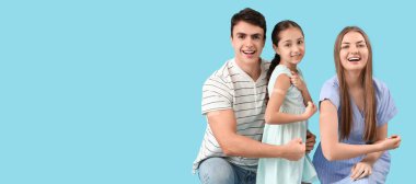 Açık mavi arkaplanda aşıdan sonra yazı için boşluk bırakılan aile