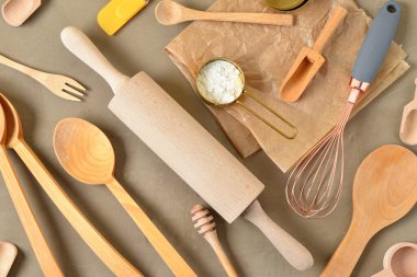 Kahverengi arkaplanda pişirme gereçleri