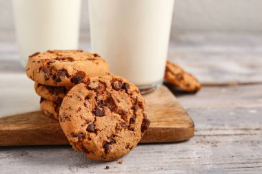 Çikolata parçacıklı lezzetli kurabiyeler.