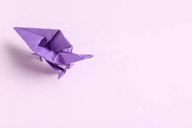 Mor arkaplanda Origami dinozoru