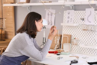 İş yerinde çalışan kadın mücevher tasarımcısı.