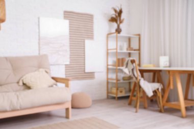 Tablolar, kanepe ve işyeriyle şık oturma odasının bulanık görüntüsü