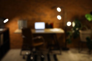 İş yeri ve gece lambaları ile karanlık ofisin bulanık görüntüsü