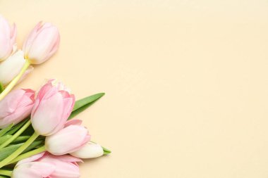 Sarı arka planda bir buket güzel lale. Uluslararası Kadınlar Günü