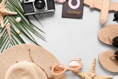 Plaj aksesuarlarından yapılmış çerçeve, fotoğraf makinesi ve gri arka planda palmiye yaprağı. Uluslararası Kadınlar Günü