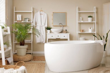 Asılı bornozlu modern banyo.