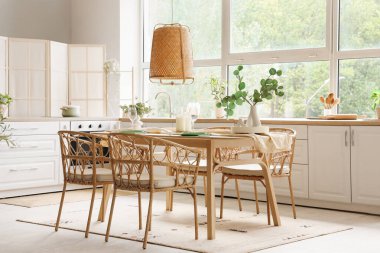 Mutfağın içinde sandalyeli yemek masası ve asılmış lamba servis edildi.