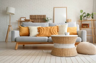 Kanepesi ve masası olan modern aydınlık oturma odasının içinde.