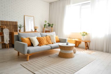 Kanepesi ve masası olan modern aydınlık oturma odasının içinde.