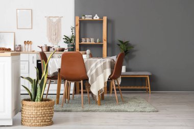 Ev bitkisi, masa ve raf ünitesi yemek odasının içinde.