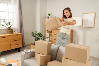 Evinde bir sürü paketi olan güzel, mutlu bir kadın.