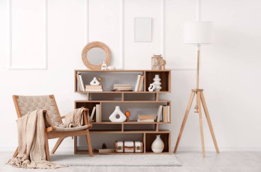 Koltuk, raf ünitesi ve lamba oturma odasının içinde.