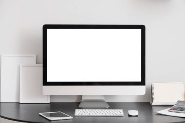 Işık duvarının yanındaki çerçeveli boş bilgisayar monitörü